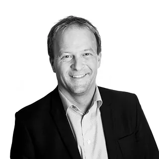 Mann i dressjakke og skjorte på hvit bakgrunn